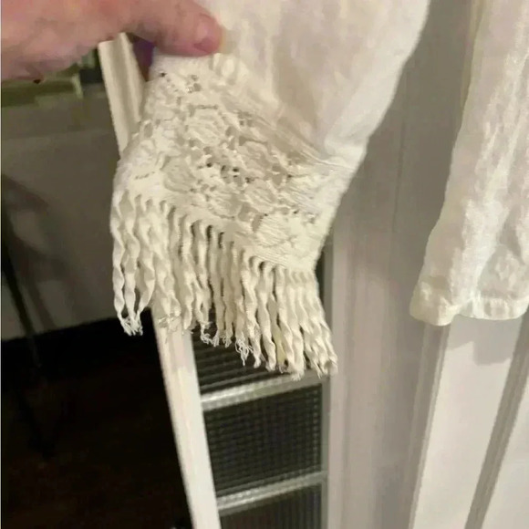 FJVA Paris 100% linen button up top w/lace back and fringe cuffs. - Picture 4 of 14